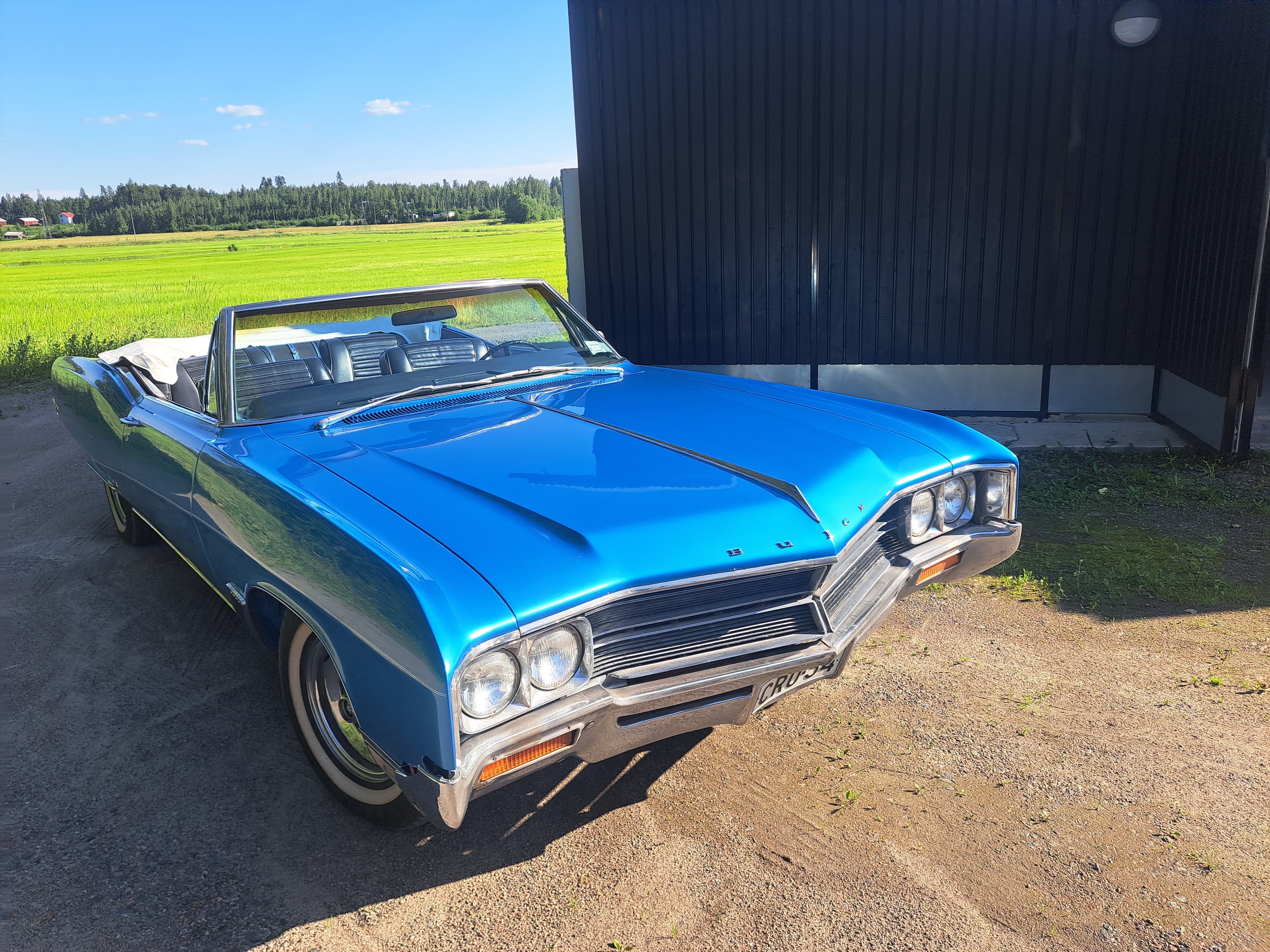 Sininen klassikkoauto SK Customs & Paintin työnäytteenä